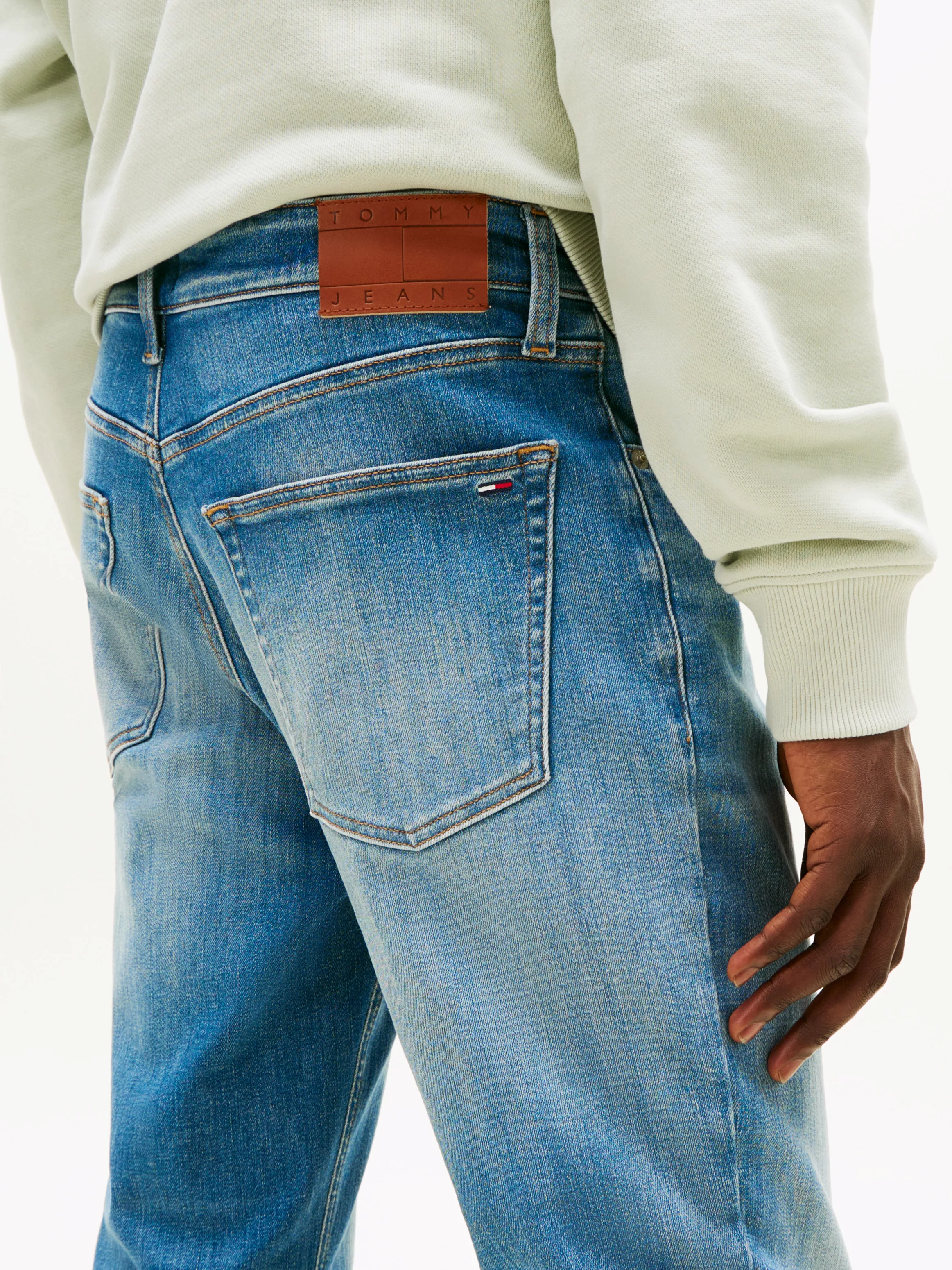 Tommy Jeans Gerade Jeans "Scanton Slim", Mit Markenlabel aus Leder hinten günstig online kaufen