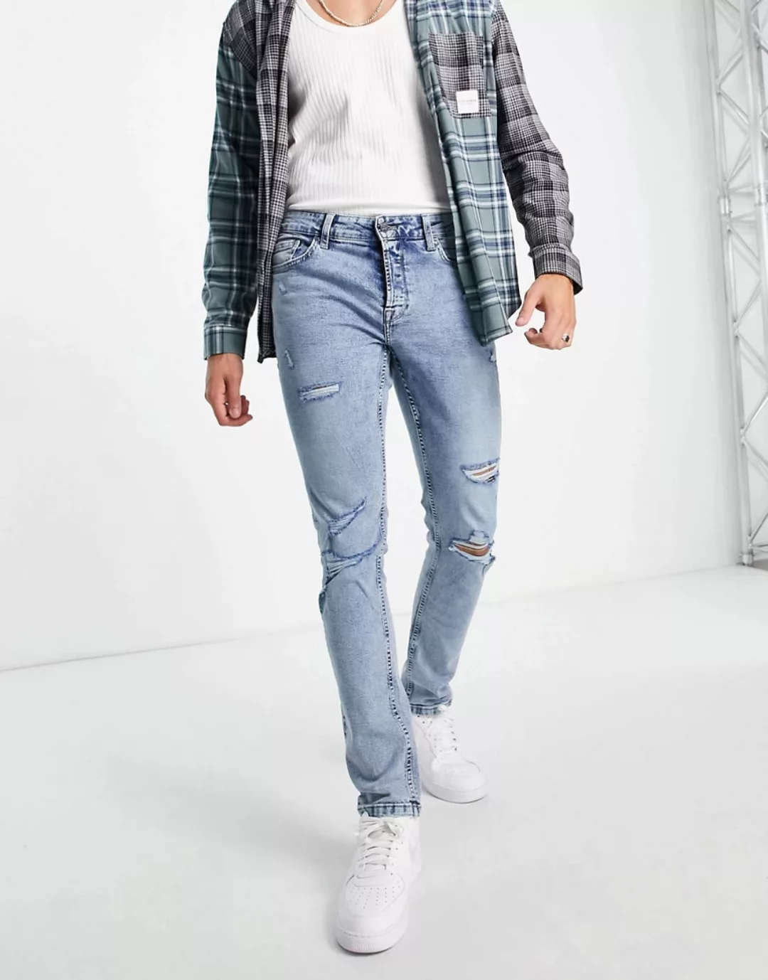 Only & Sons – Schmal geschnittene Jeans in hellblauer Waschung mit Zierriss günstig online kaufen