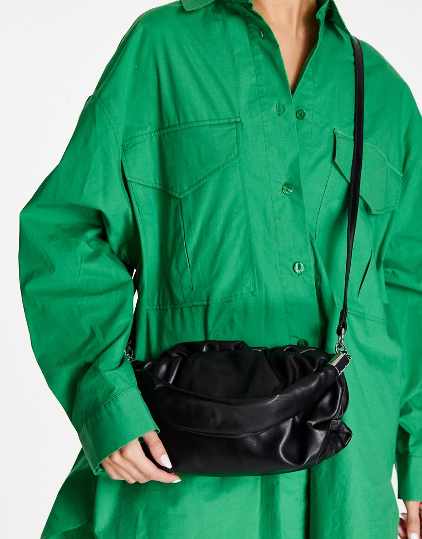 NA-KD – Kleine, weiche Tasche mit Riemen in Schwarz günstig online kaufen