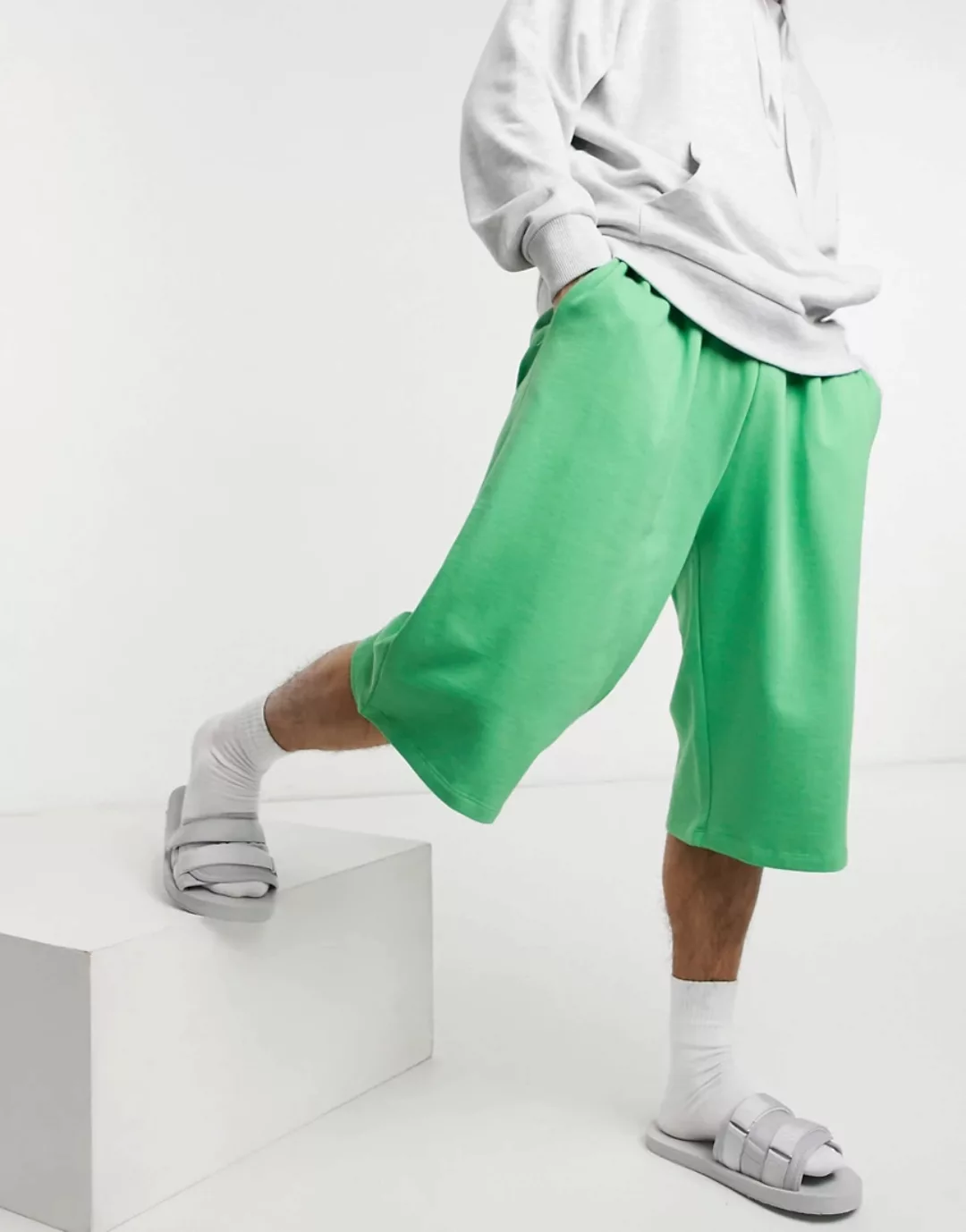 ASOS DESIGN – Lang geschnittene Oversize-Shorts aus Jersey in Hellgrün günstig online kaufen