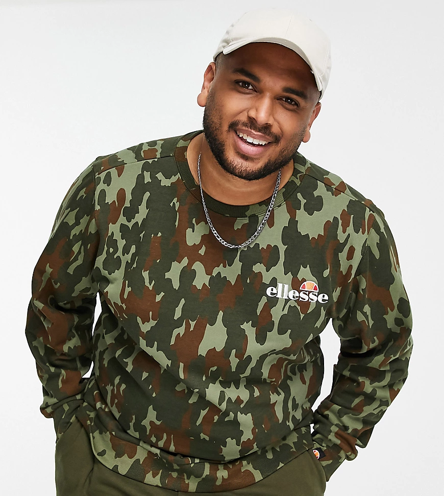 ellesse Plus – Sweatshirt mit Logo im Military-Muster-Grün günstig online kaufen