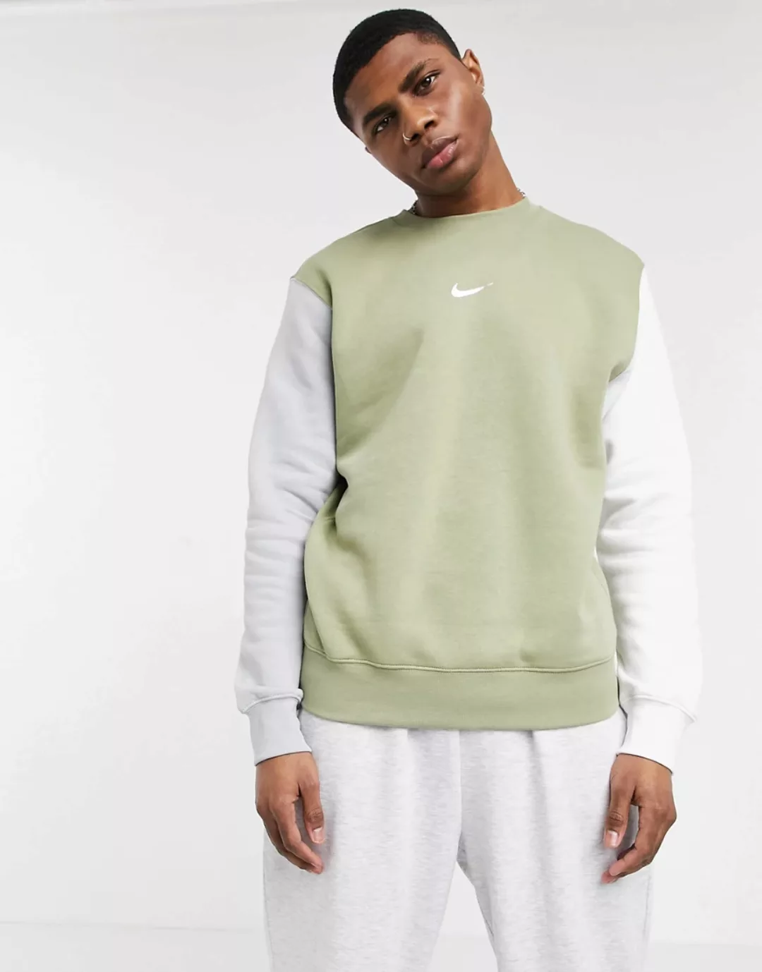Nike – Colourblock – Sweatshirt mit Rundhalsausschnitt in Khaki/mehrfarbig- günstig online kaufen