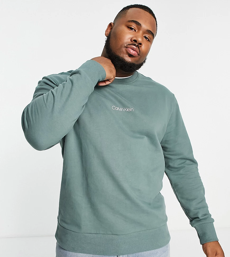 Calvin Klein – Big & Tall – Sweatshirt in Grün mit mittigem Logo, exklusiv günstig online kaufen