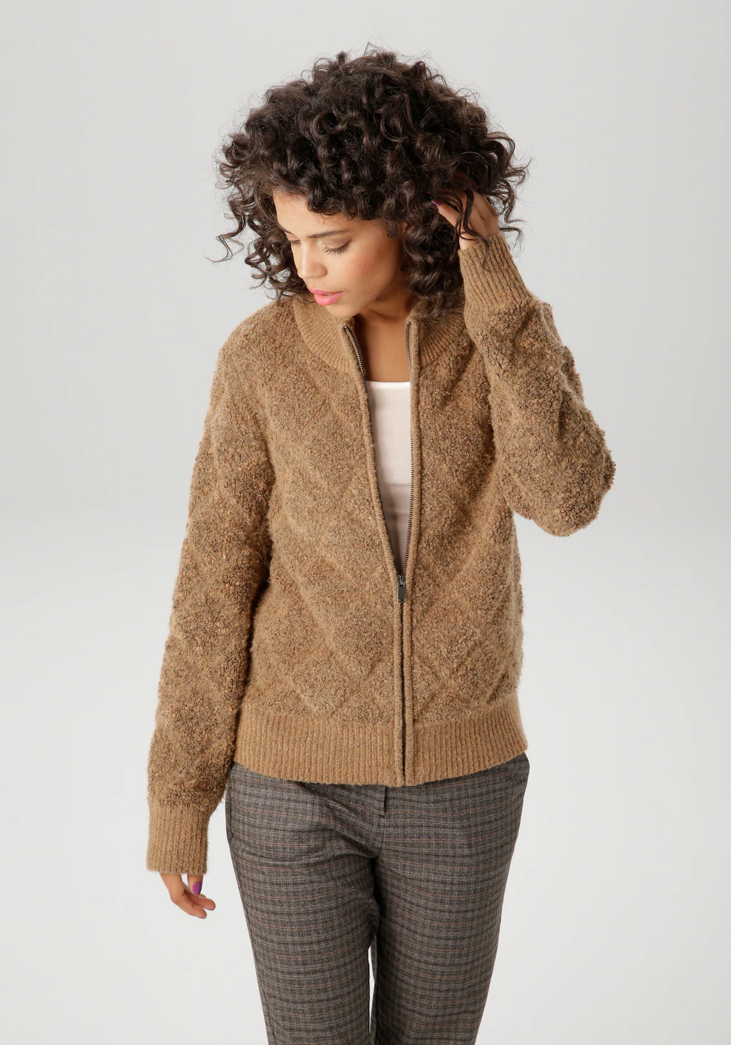 Aniston CASUAL Strickjacke, mit dezentem Rauten-Muster im 3D-Effekt - NEUE günstig online kaufen