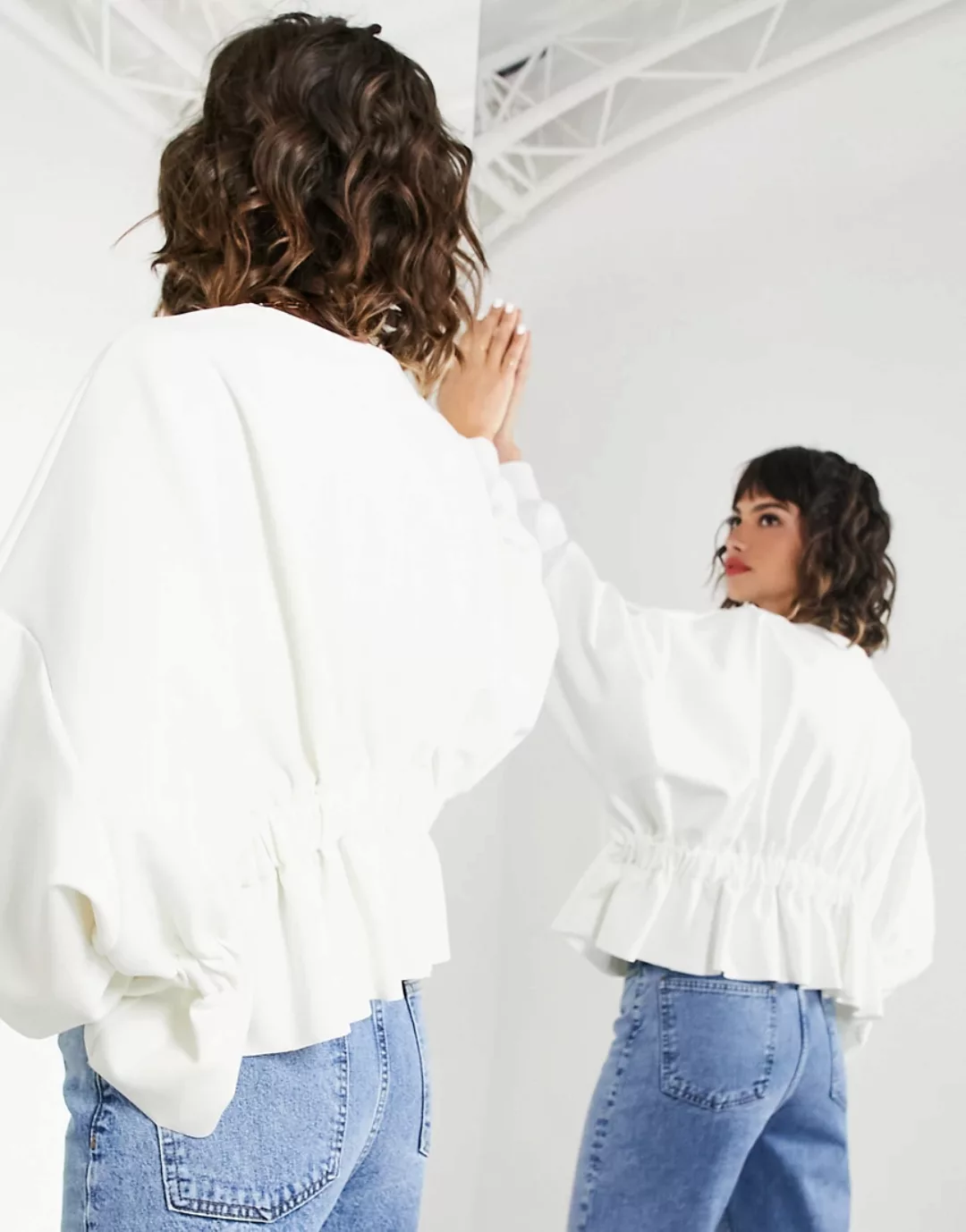 ASOS EDITION – Sweatshirt mit geraffter Vorder- und Rückseite in Elfenbein- günstig online kaufen