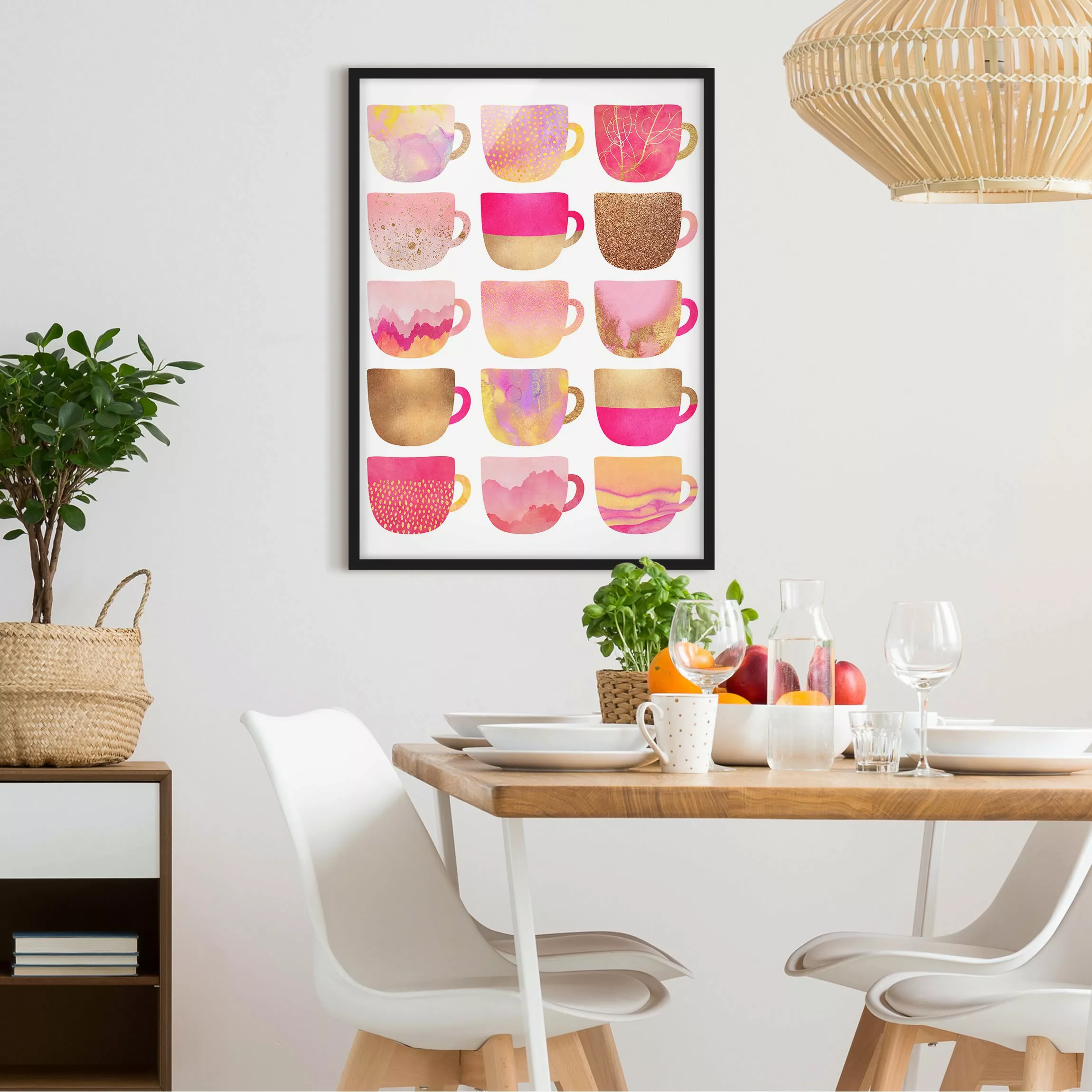 Bild mit Rahmen Küche - Hochformat Goldene Tassen mit Pink günstig online kaufen