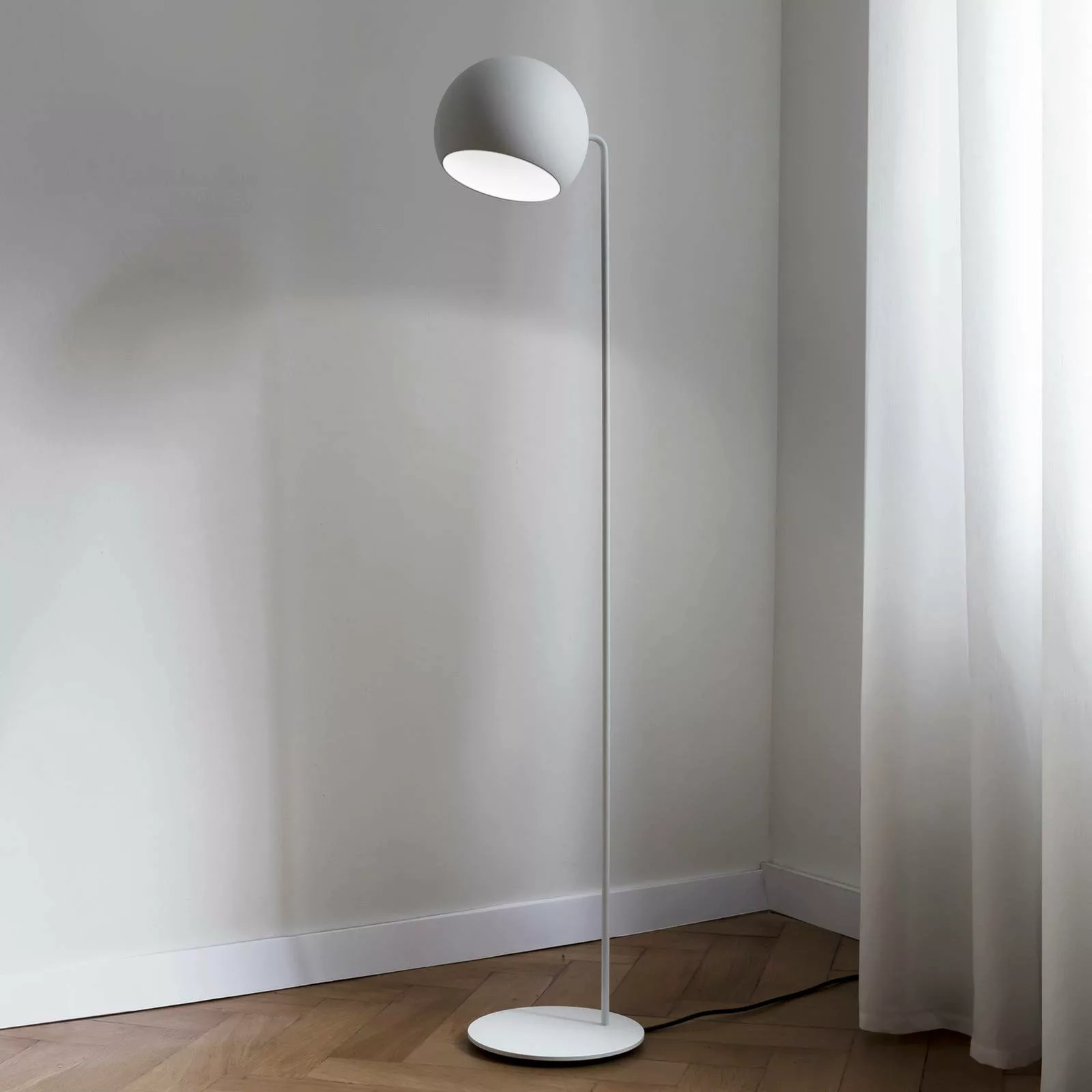 Nyta Tilt Globe Floor Stehlampe weiß matt günstig online kaufen