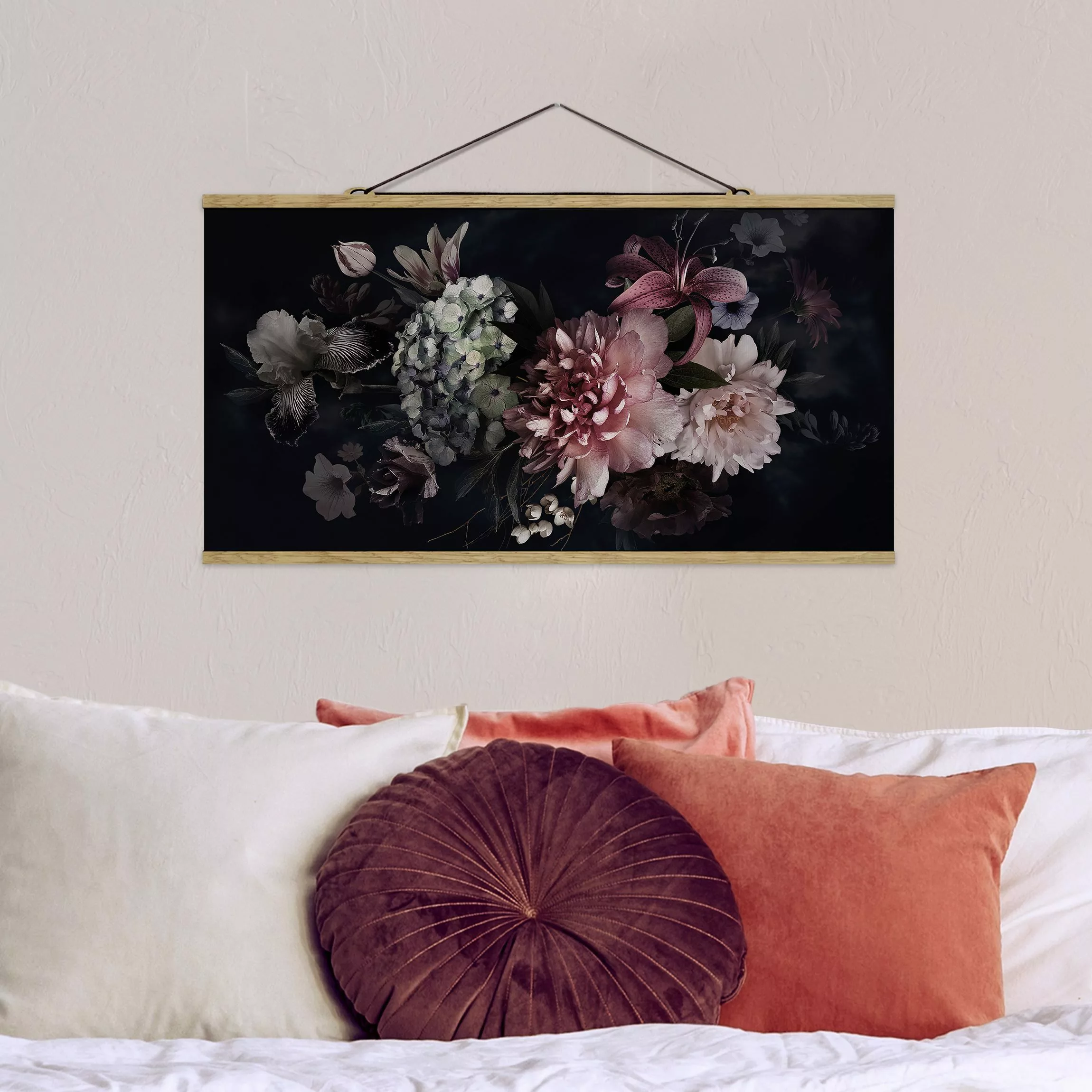 Stoffbild Blumen mit Posterleisten - Querformat Blumen mit Nebel auf Schwar günstig online kaufen
