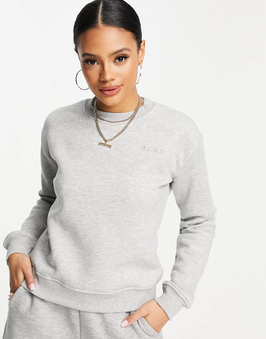 NA-KD – Sweatshirt aus Bio-Baumwolle in Grau meliert mit Logo günstig online kaufen