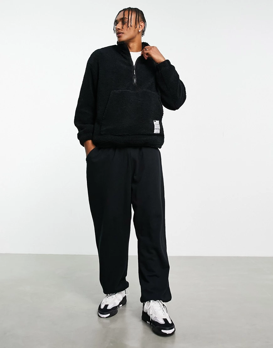 Bershka – Oversize-Pullover aus Teddyfell in Schwarz mit Halbreißverschluss günstig online kaufen