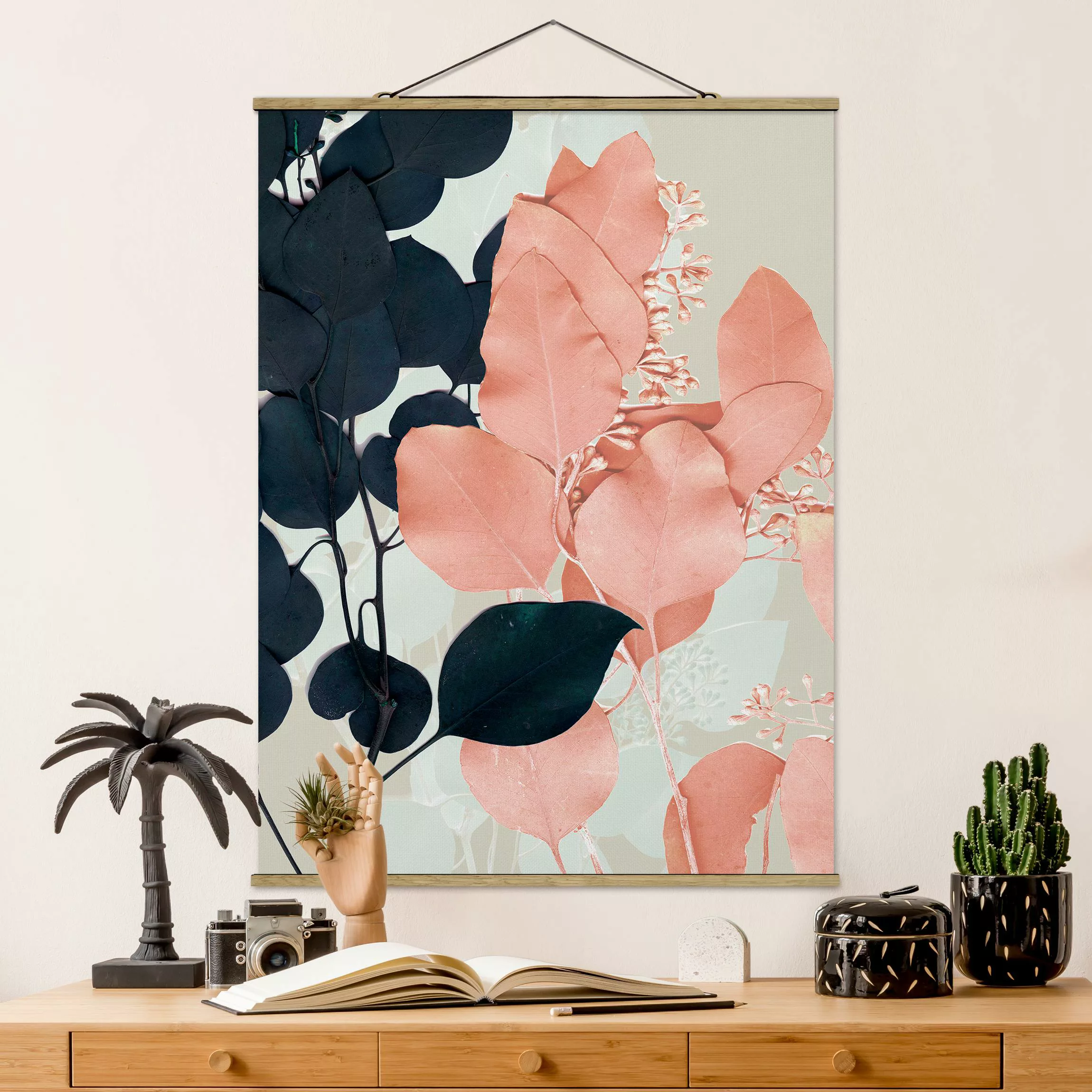 Stoffbild Blumen mit Posterleisten - Hochformat Blätter Indigo & Rouge I günstig online kaufen