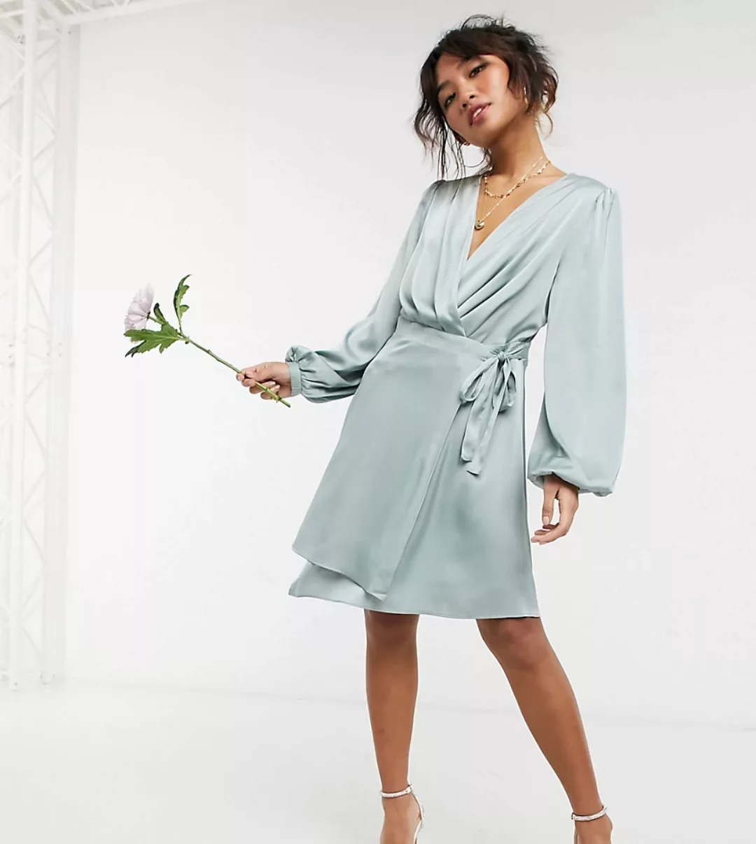 TFNC Petite – Langärmliges Brautjungfern-Minikleid aus Satin mit Wickeldesi günstig online kaufen