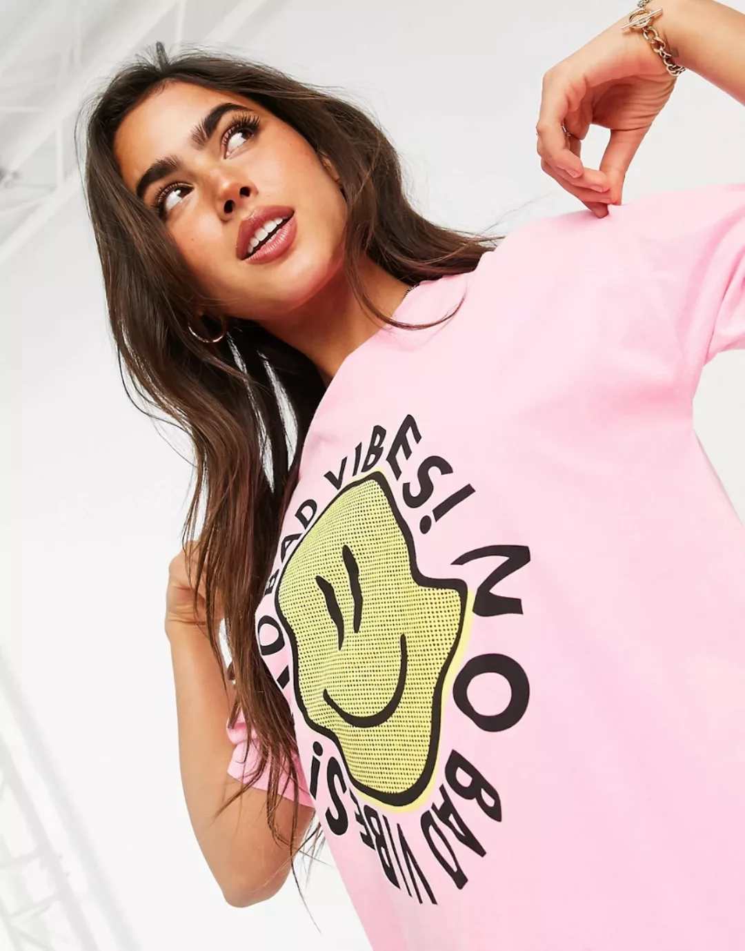 ASOS DESIGN – T-Shirt mit „No Bad Vibes”-Print in Neonrosa günstig online kaufen