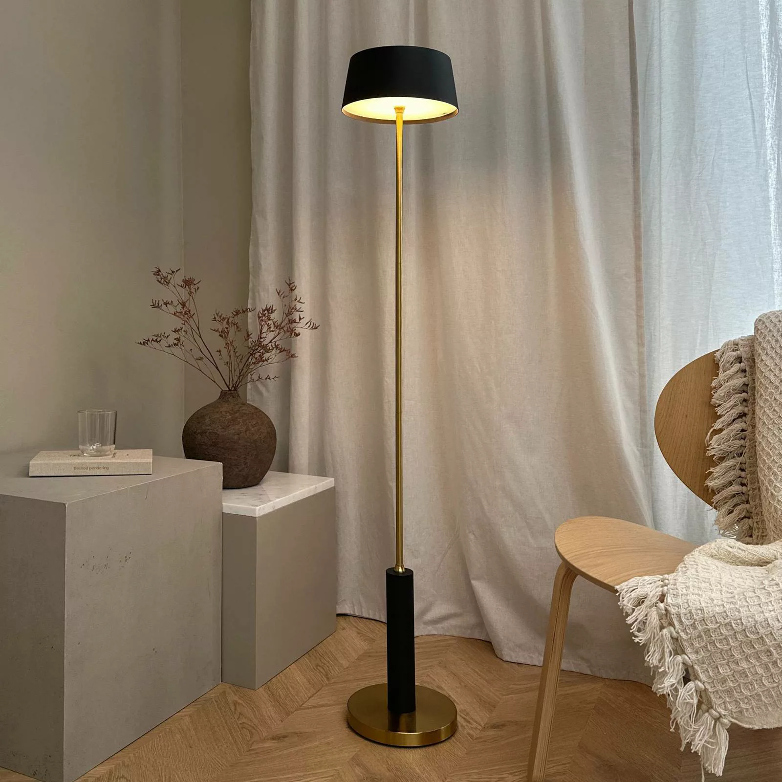 Dyberg Larsen LED-Akku-Stehlampe Yoyo, schwarz, Höhe 125 cm günstig online kaufen