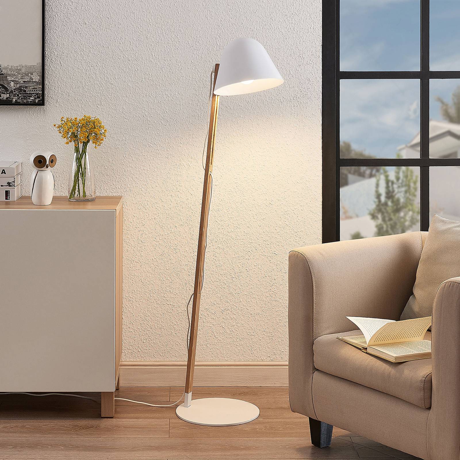 Lindby Tetja Stehlampe mit Holzstange, weiß günstig online kaufen