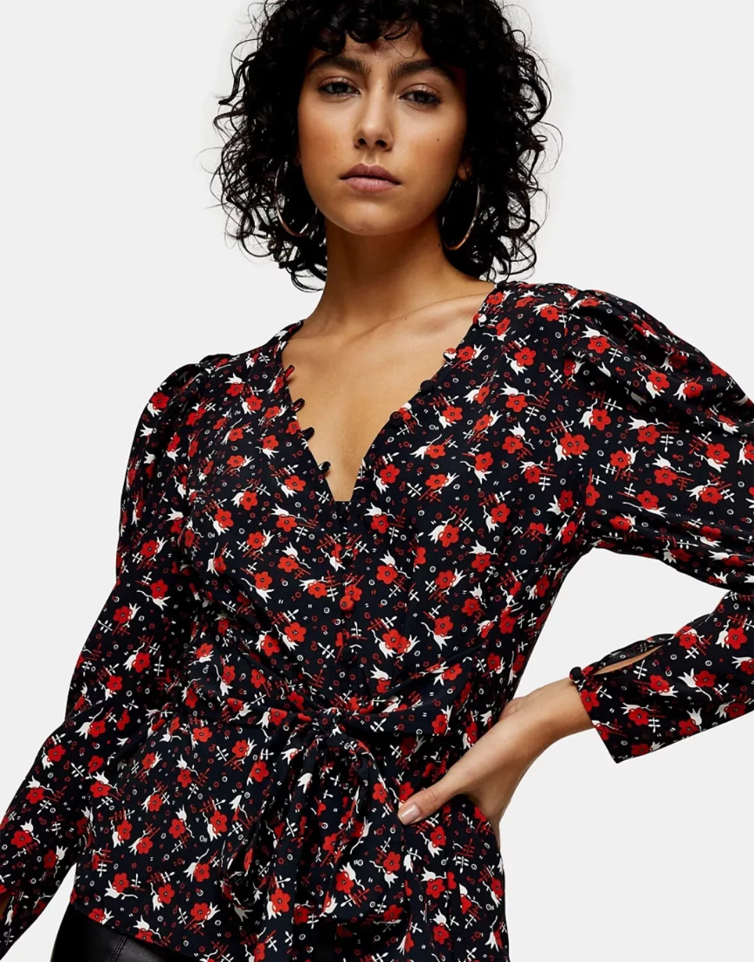 Topshop – Bluse in Schwarz mit Knopfleiste vorn und rotem Blütendruck-Mehrf günstig online kaufen
