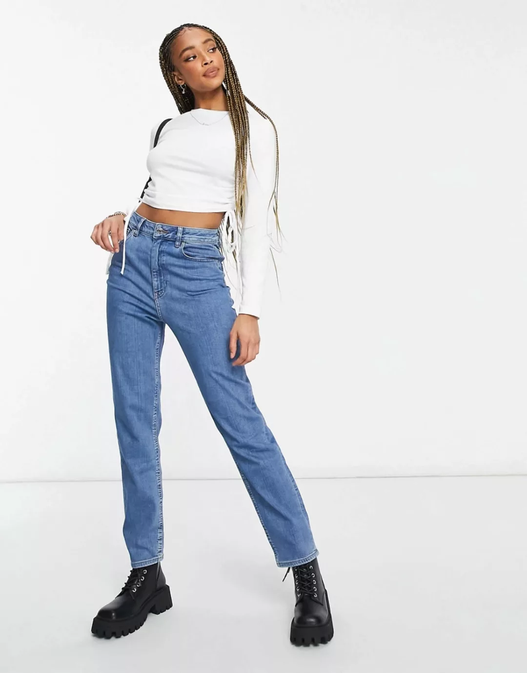 ASOS DESIGN – Farleigh – Schmal geschnittene Mom-Jeans mit hohem Bund in mi günstig online kaufen