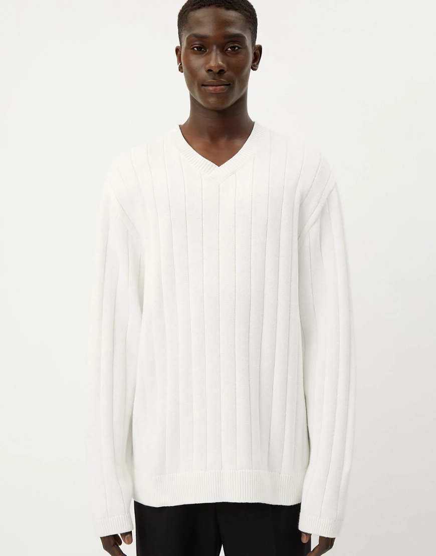 Weekday – Ciarran – Oversize-Pullover in gebrochenem Weiß mit V-Ausschnitt- günstig online kaufen