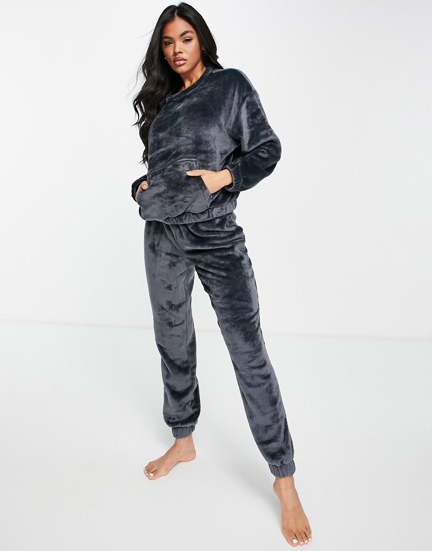 ASOS DESIGN – Superweiches Lounge-Set aus Fleece in Anthrazit mit Sweatshir günstig online kaufen