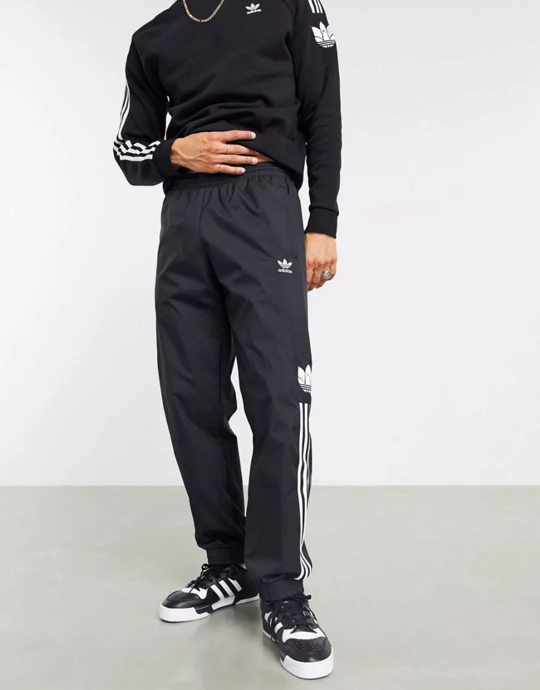 adidas Originals – Jogginghose mit 3D-Dreiblatt-Logo und den drei Streifen günstig online kaufen
