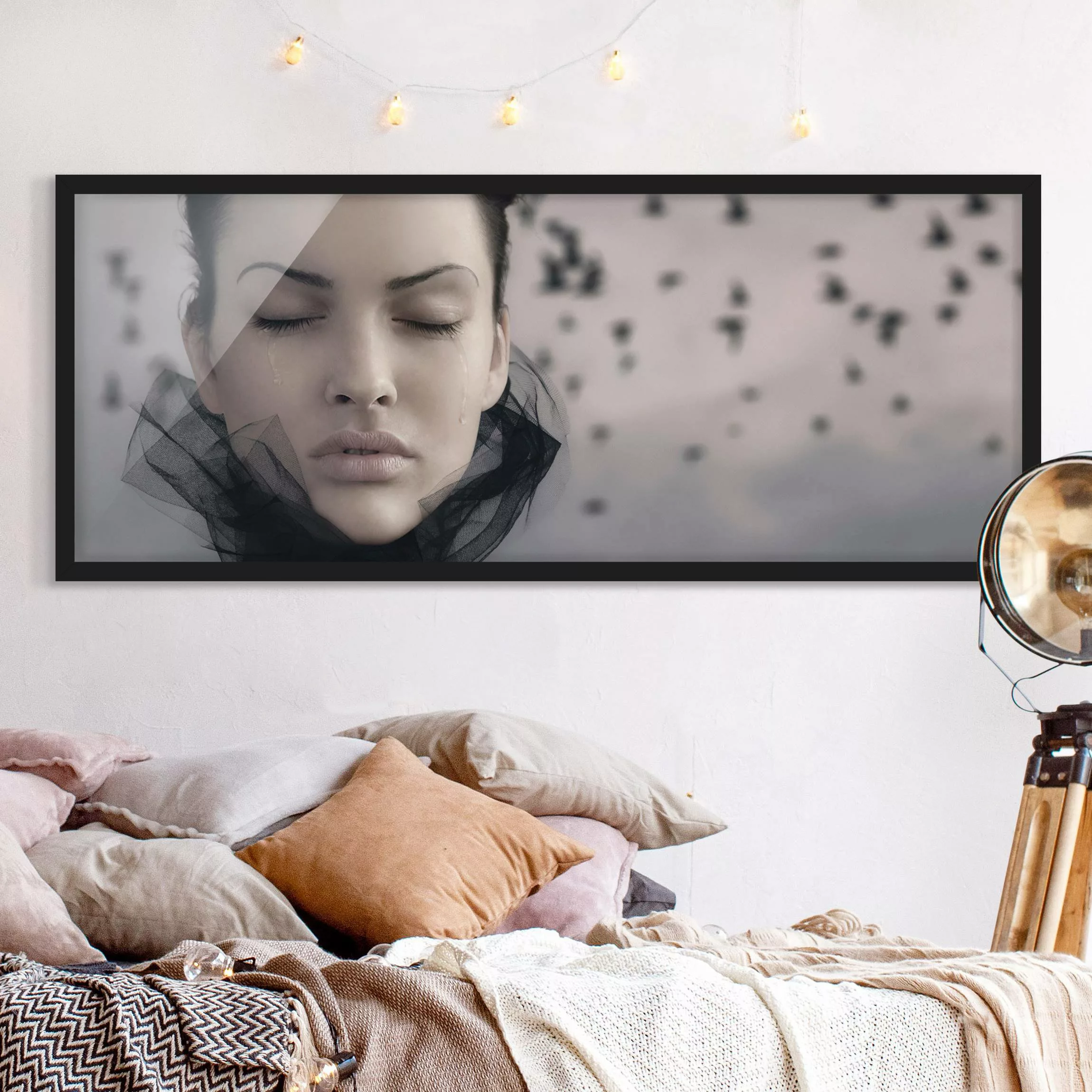 Bild mit Rahmen Portrait - Panorama Porträt einer weinenden Frau günstig online kaufen
