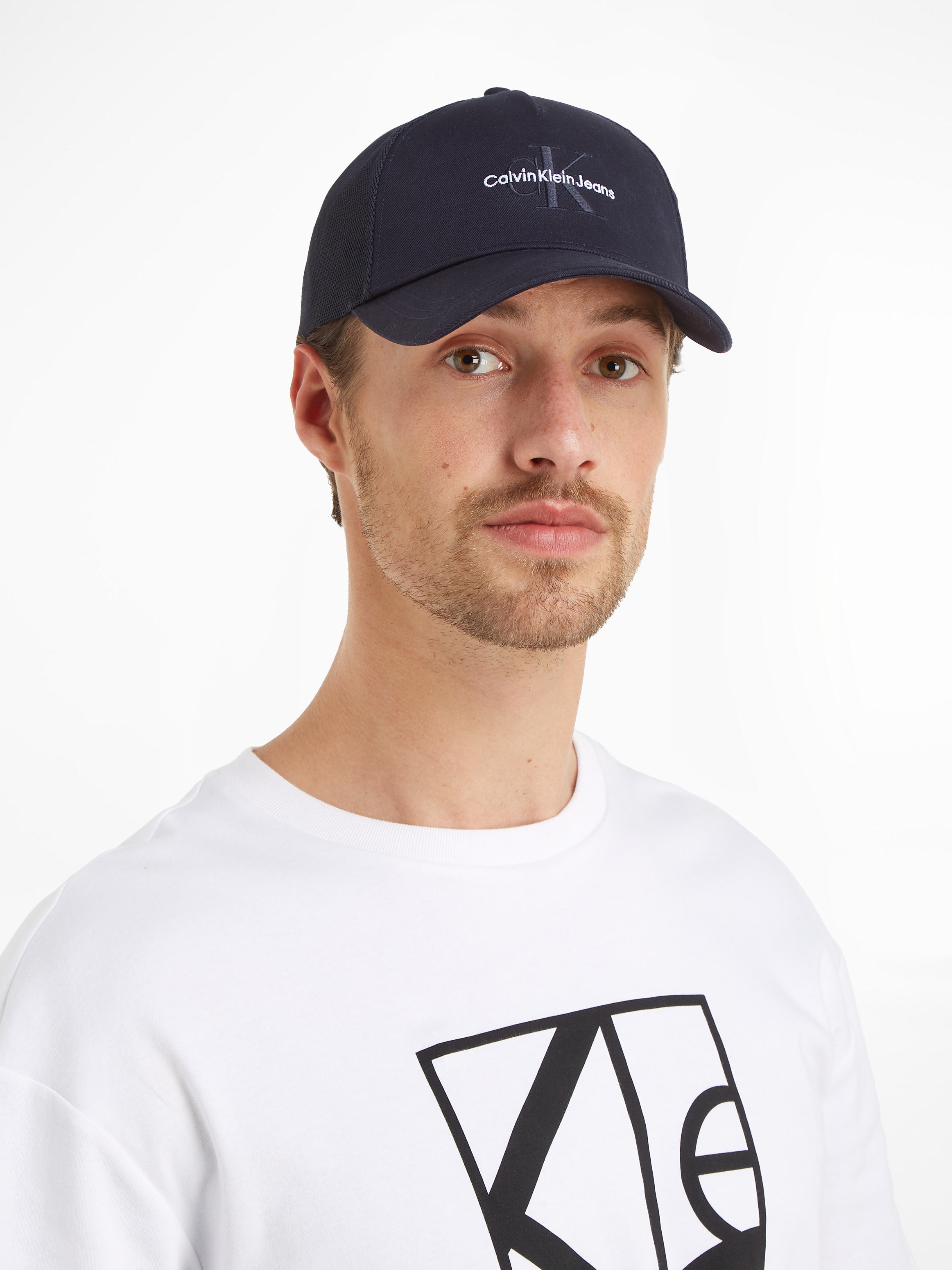 Calvin Klein Jeans Trucker Cap "MONO LOGO EMBRO TRUCKER HAT", mit Netz-Eins günstig online kaufen