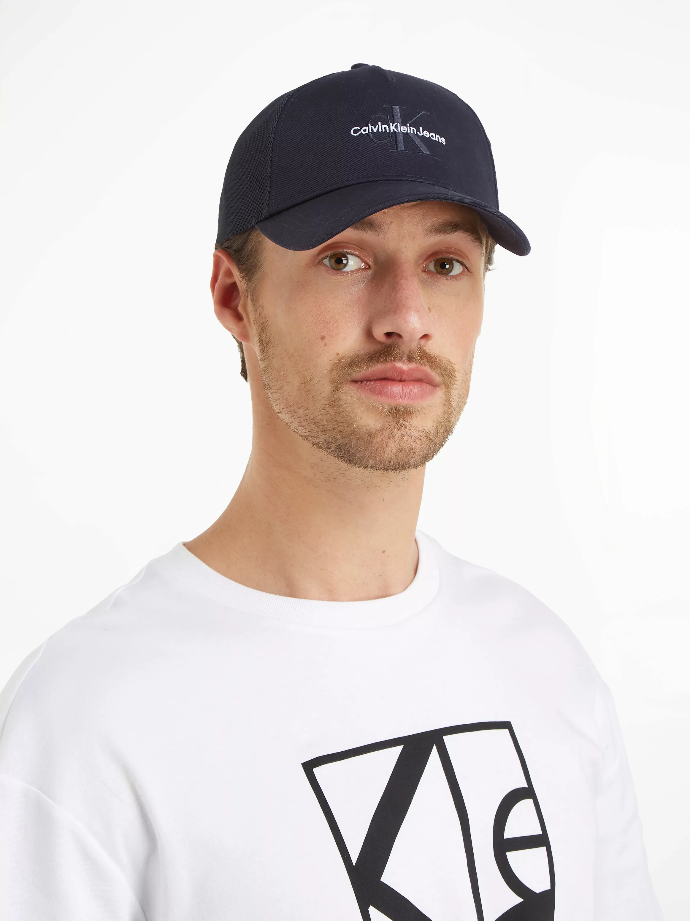Calvin Klein Jeans Trucker Cap "MONO LOGO EMBRO TRUCKER HAT", mit Netz-Eins günstig online kaufen