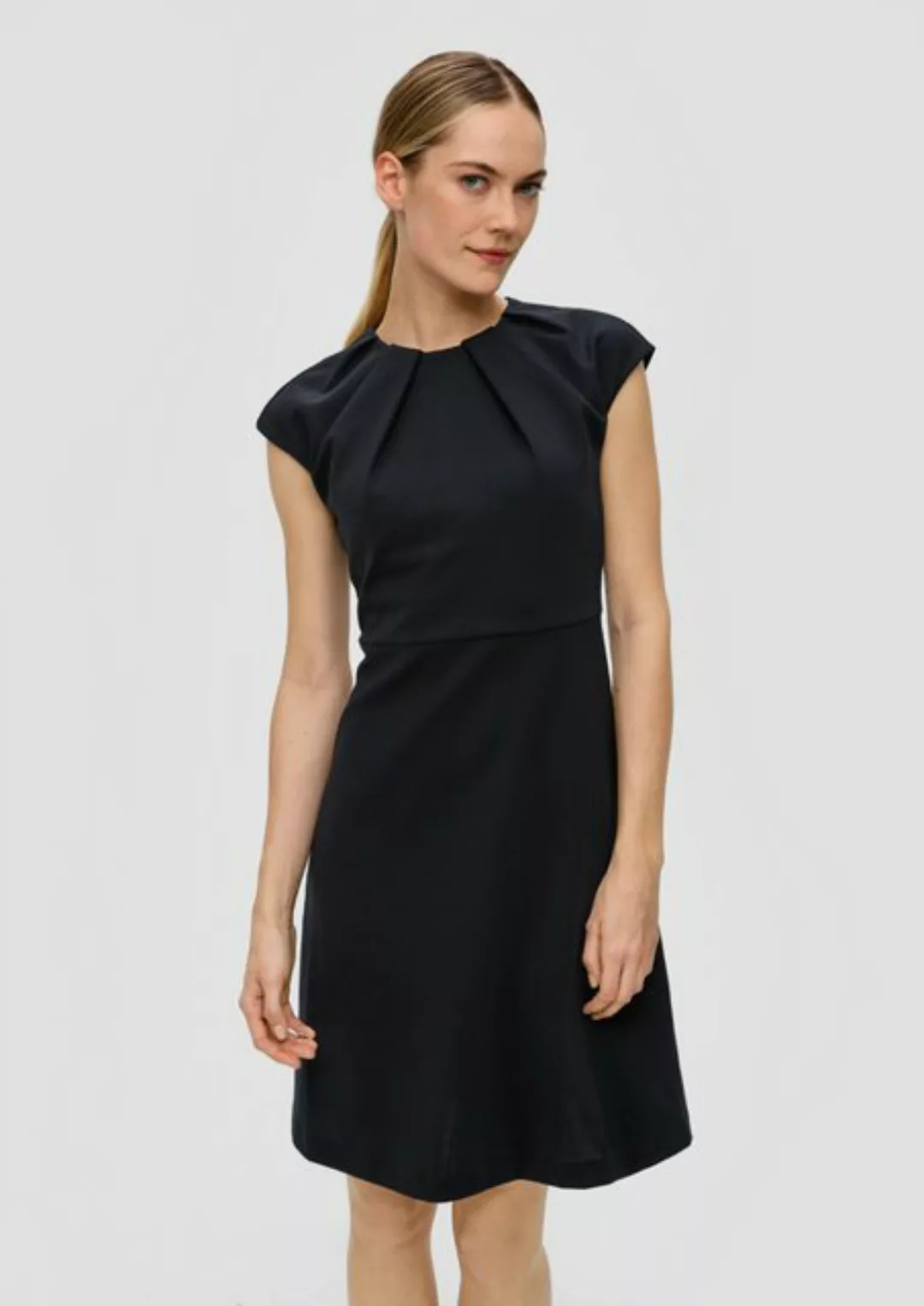 s.Oliver BLACK LABEL Minikleid Kurzes Kleid mit plissiertem Rundhalsausschn günstig online kaufen