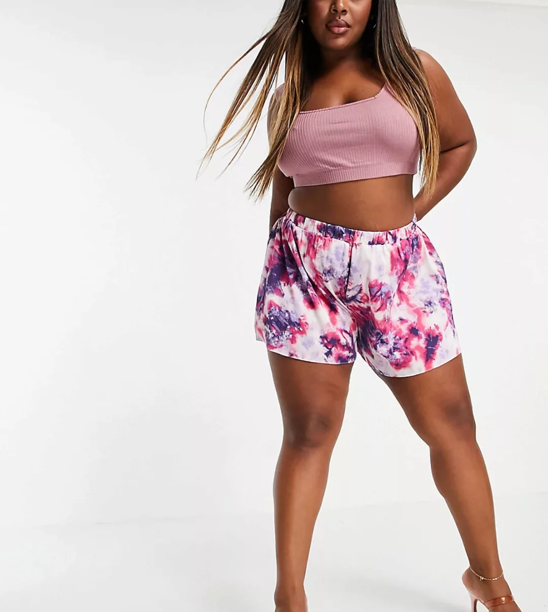 In The Style Plus x Billie Faiers – Schwingende Shorts in Rosa mit Batikmus günstig online kaufen