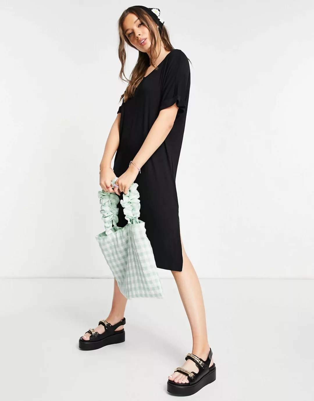 Pieces – T-Shirt-Kleid in MIdi-Länge mit V-Ausschnitt und seitlichem Schlit günstig online kaufen