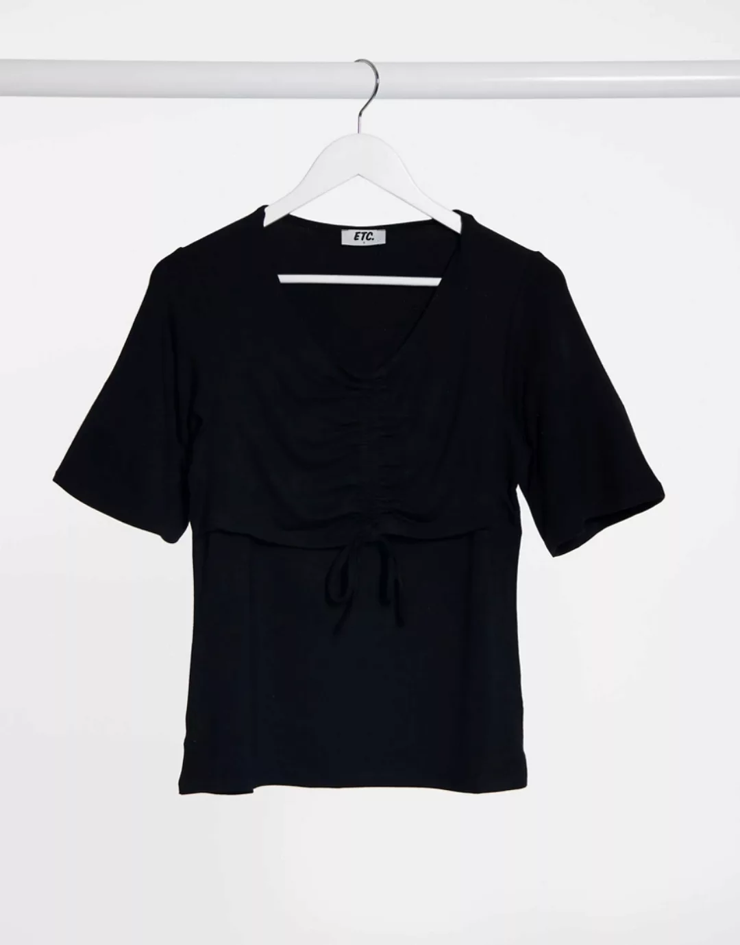 Elvi – T-Shirt mit geraffter Vorderseite in Schwarz günstig online kaufen