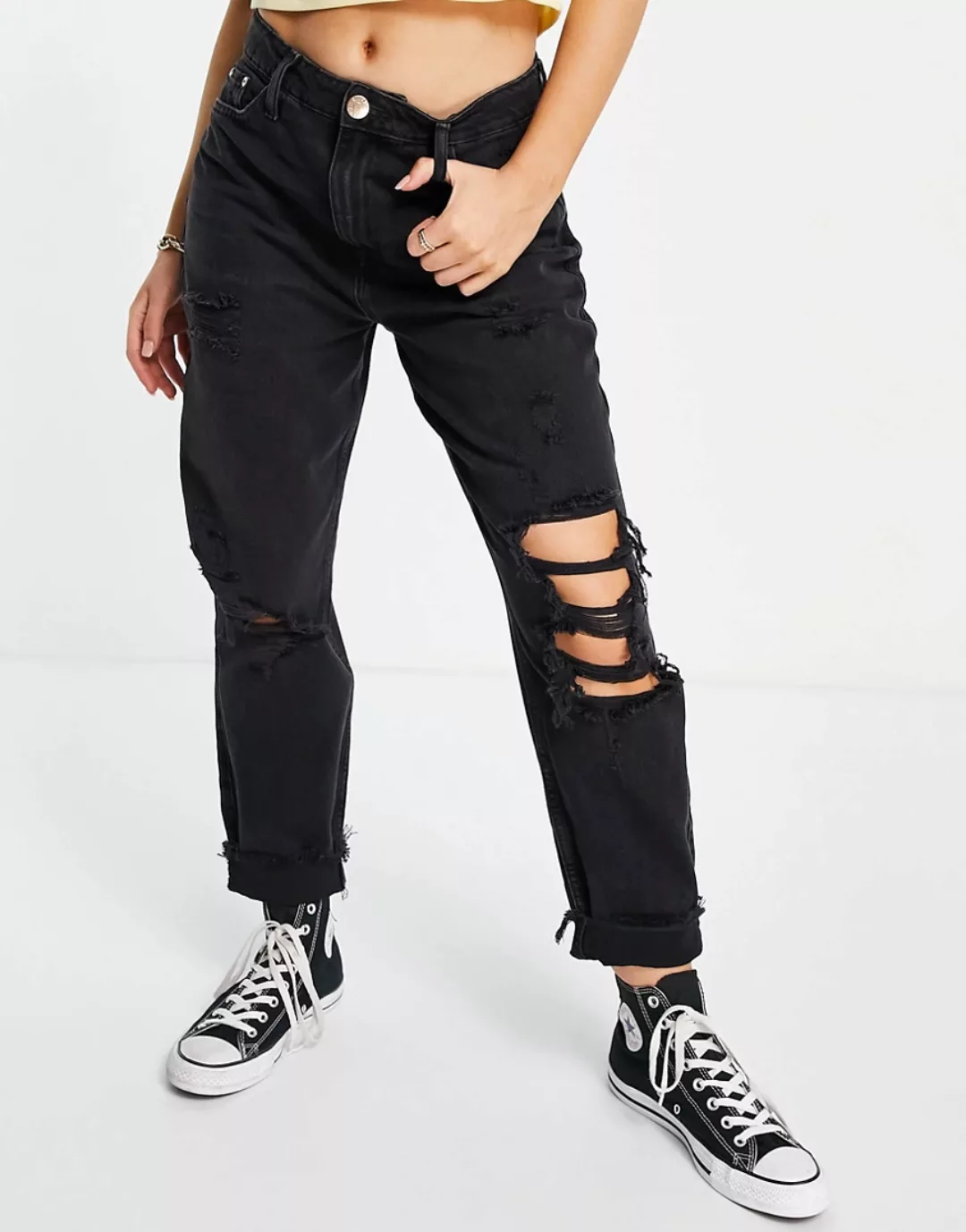 River Island – Carrie – Mom-Jeans in Schwarz mit Zierrissen am Knie günstig online kaufen
