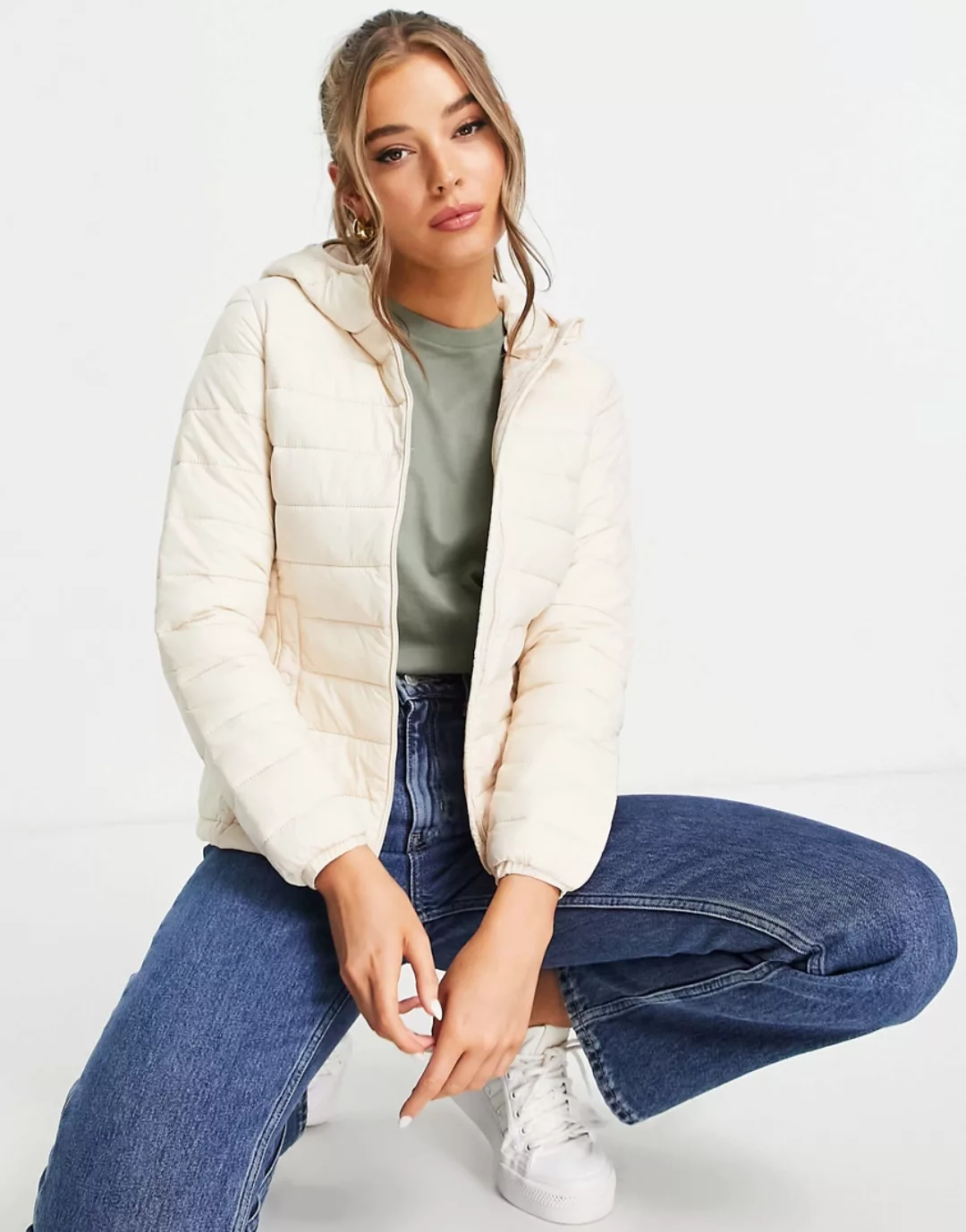 Pull&Bear – Wattierte Jacke mit Kapuze und Reißverschluss vorne in Ecru-Neu günstig online kaufen