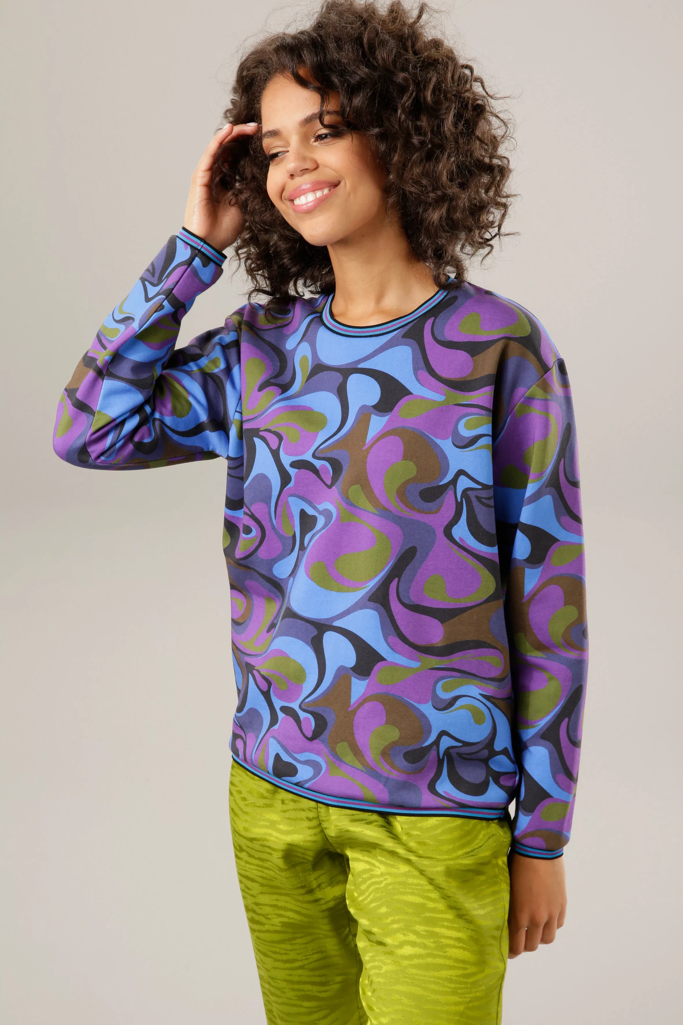 Aniston CASUAL Sweatshirt, mit farbharmonischem, graphischem Druck günstig online kaufen