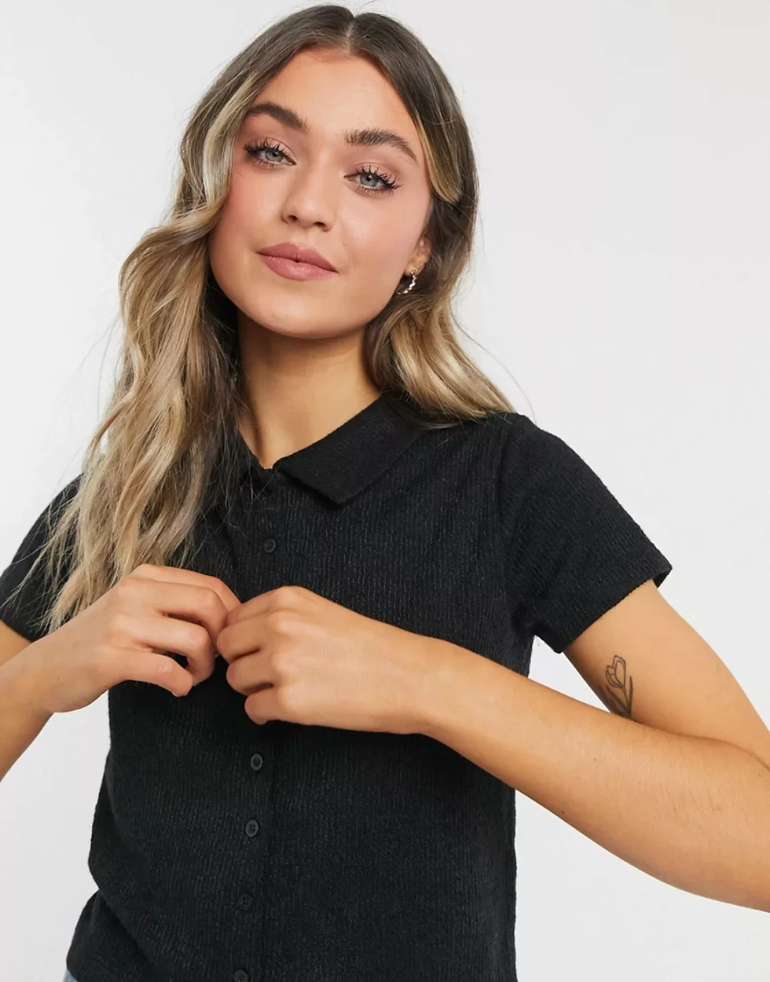 Cotton:On – Geripptes, kurzärmliges Polohemd in Schwarz günstig online kaufen