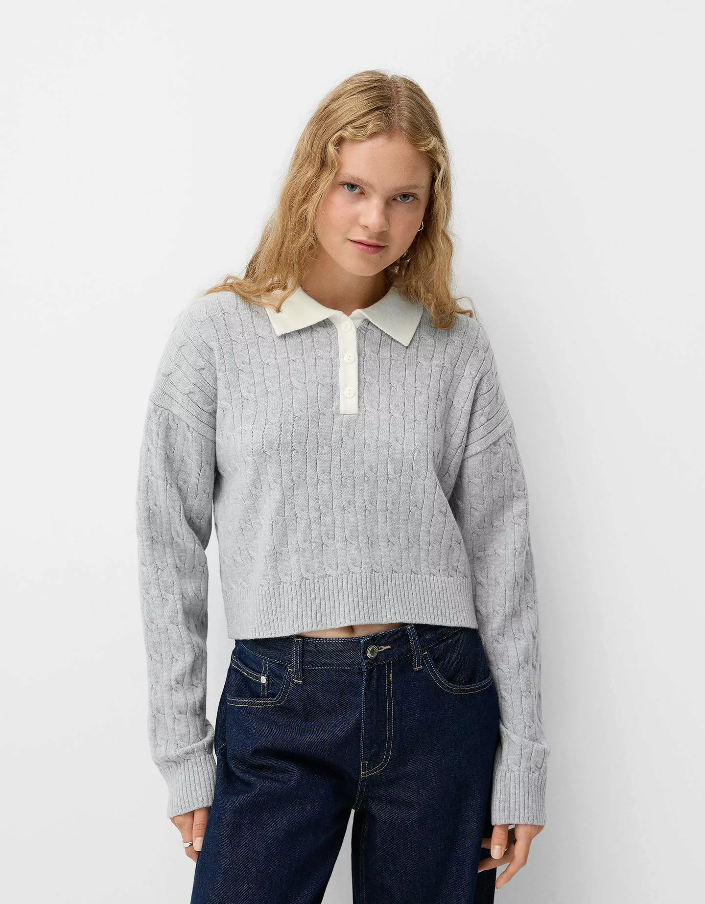 Bershka Pullover Mit Polo-Kragen Und Stickerei Damen M Grau günstig online kaufen