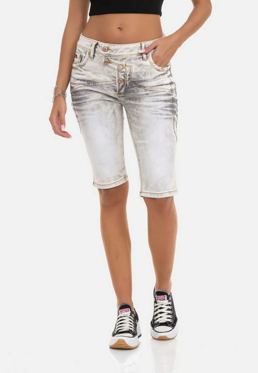 Cipo & Baxx Shorts in sommerlichem Look günstig online kaufen