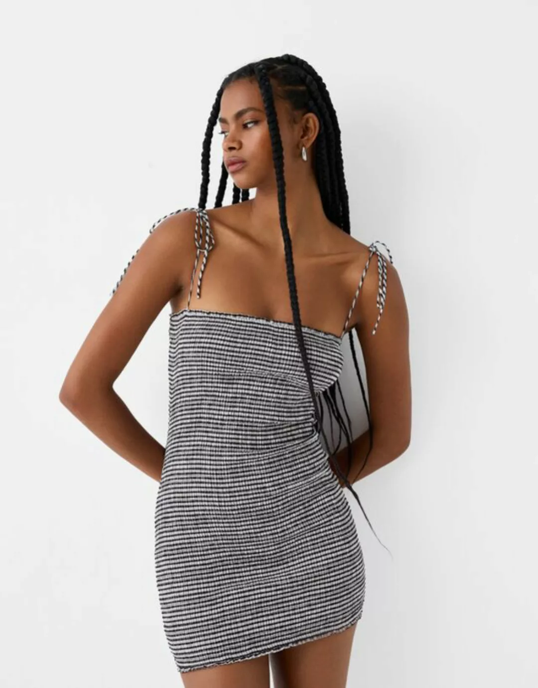 Bershka Kariertes Gesmoktes Minikleid Damen Xs Weiss / Schwarz günstig online kaufen