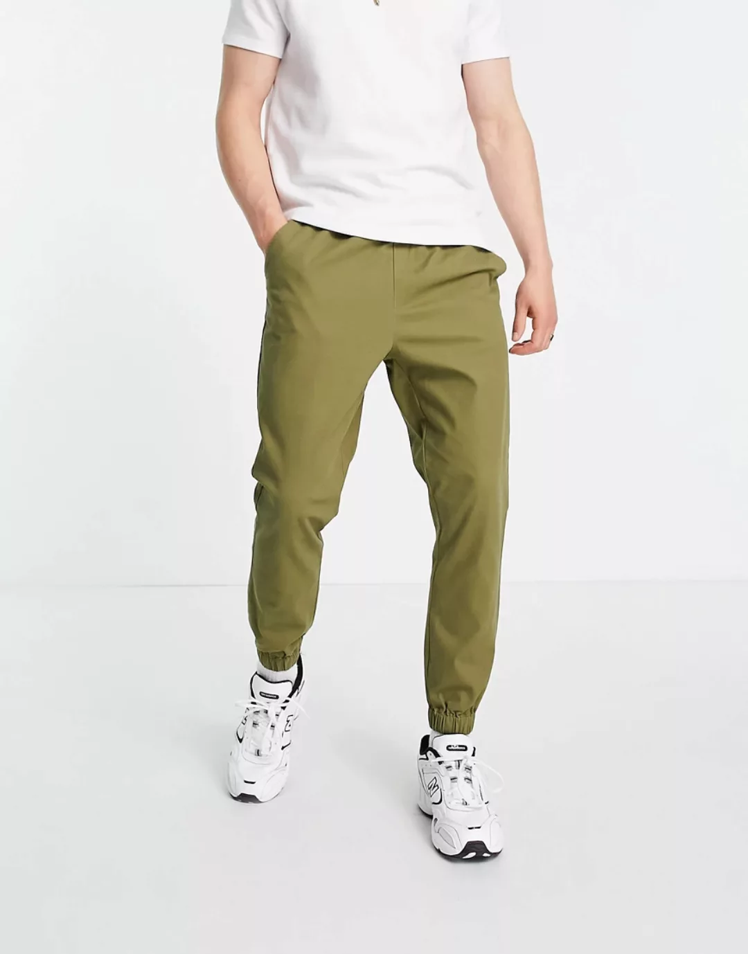 ASOS DESIGN – Schmal zulaufende Jogginghose im Chino-Stil mit elastischem B günstig online kaufen