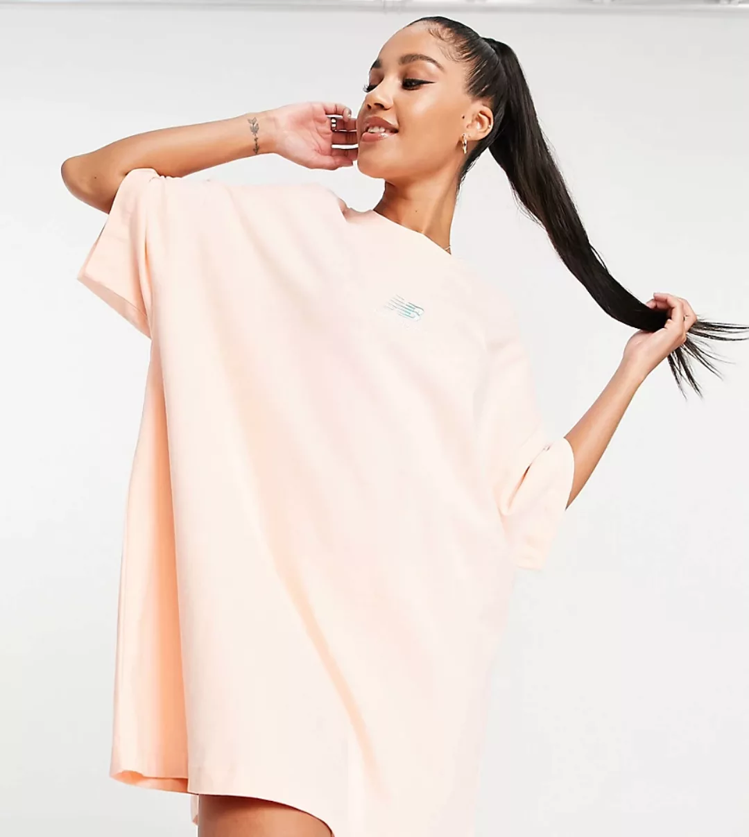 New Balance – T-Shirt-Kleid in Rosa, exklusiv bei ASOS günstig online kaufen
