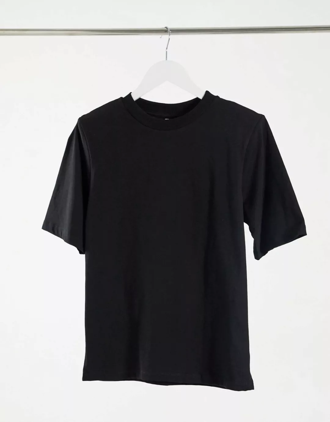 ASOS DESIGN – Schwarzes T-Shirt mit Schulterpolstern günstig online kaufen