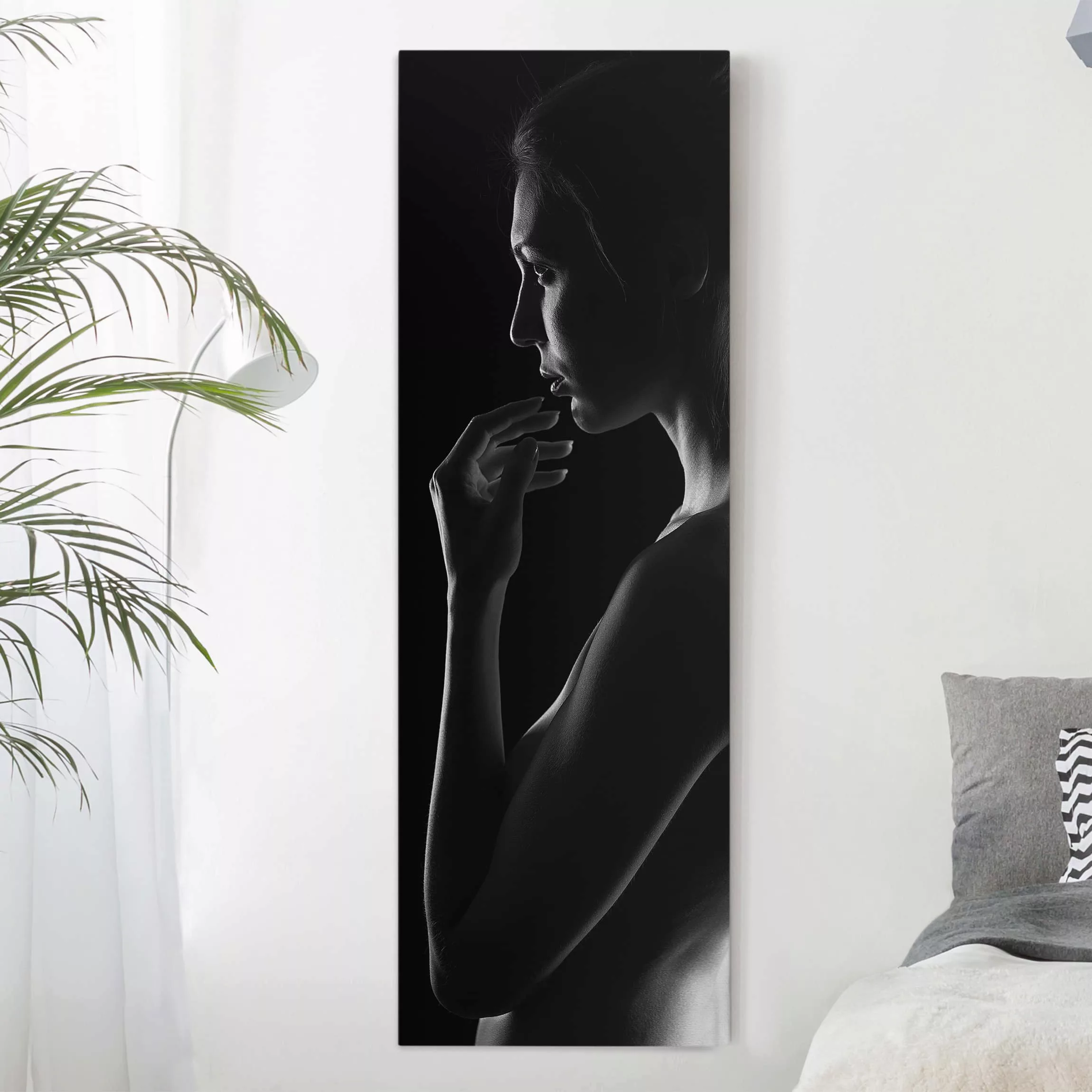 Leinwandbild Schwarz-Weiß - Hochformat Nachdenkliche Frau günstig online kaufen