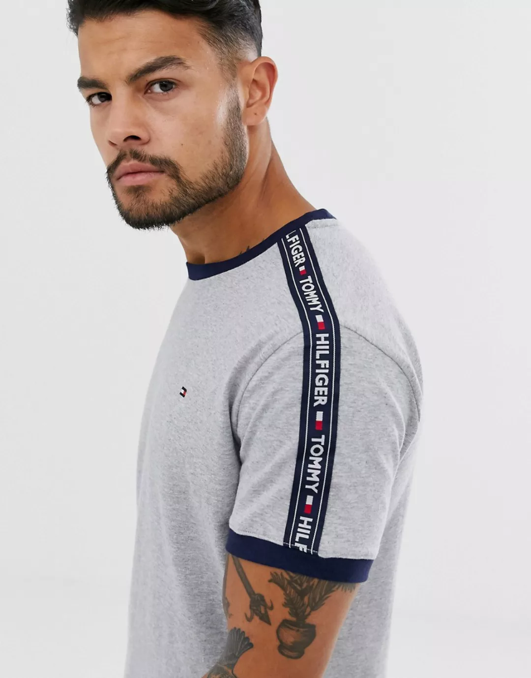 Tommy Hilfiger – Authentisches, graues Lounge-T-Shirt mit seitlichen Logost günstig online kaufen