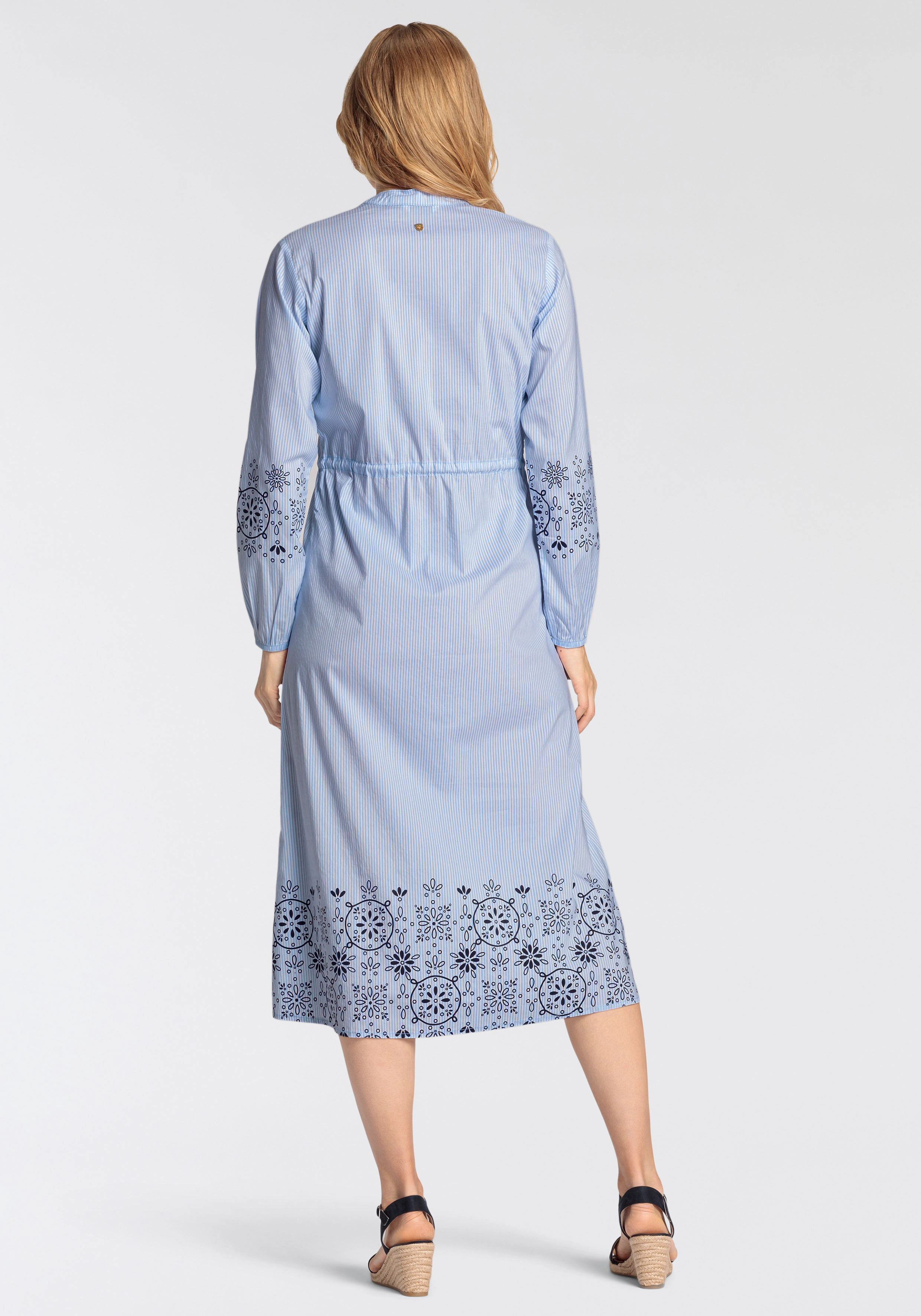 DELMAO Blusenkleid mit Druck im Anglaise-Stil günstig online kaufen