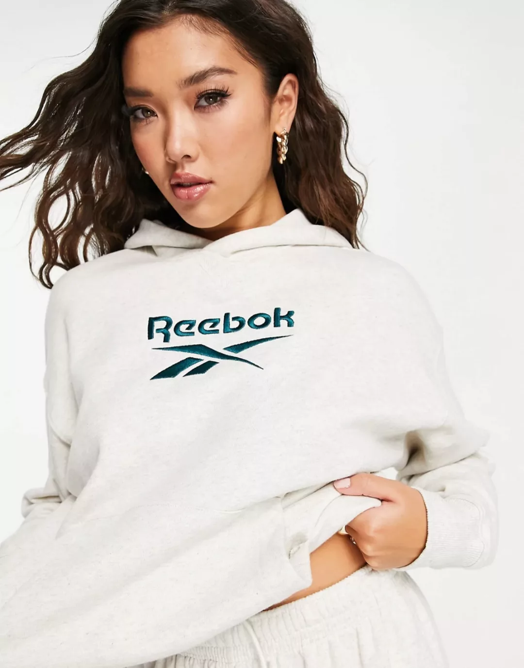 Reebok – Fleece-Kapuzenpullover in Kalkweiß mit großem Logo günstig online kaufen