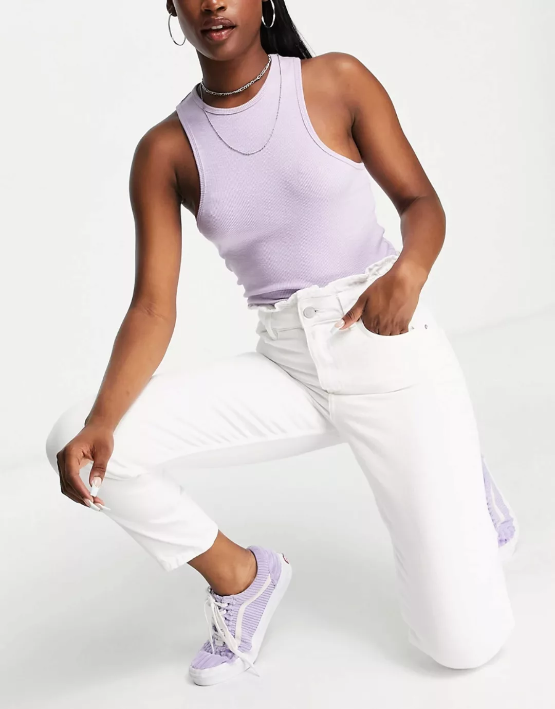 Miss Selfridge – Mom-Jeans in Weiß mit Rüschen an der Kante günstig online kaufen