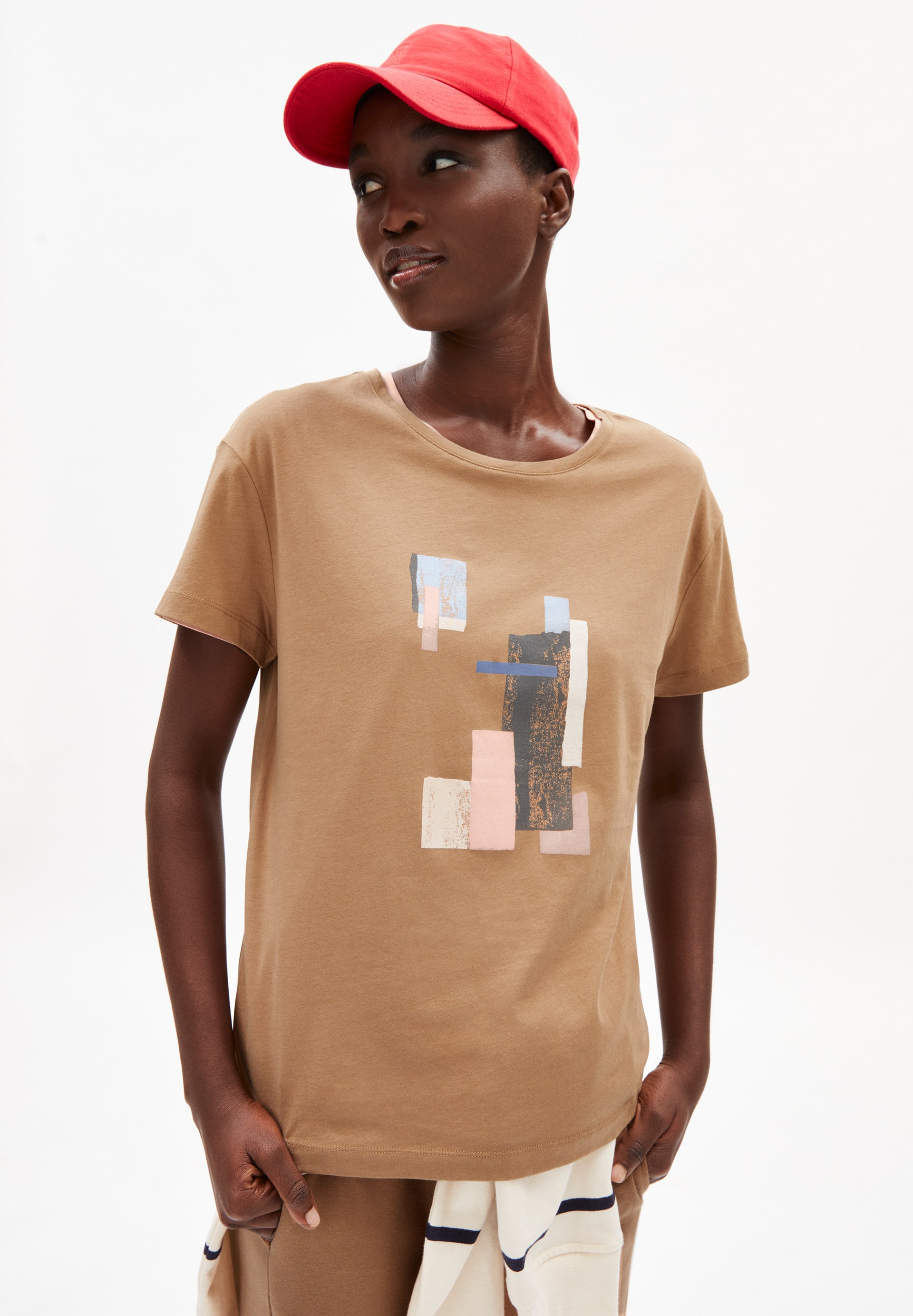 T-Shirt NELAA SQUARES in smoky almond von ARMEDANGELS günstig online kaufen