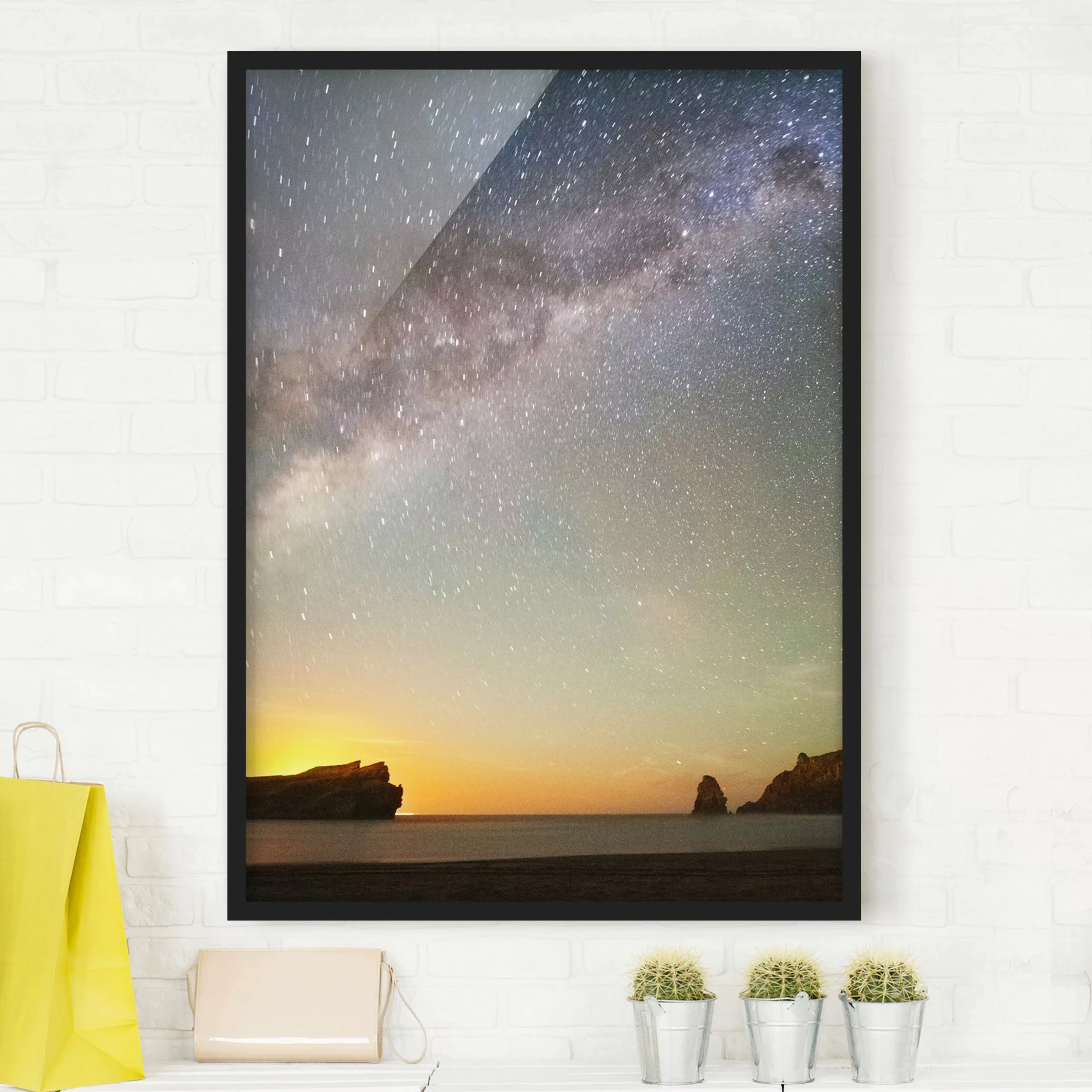 Bild mit Rahmen Strand - Hochformat Sternenhimmel über dem Meer günstig online kaufen